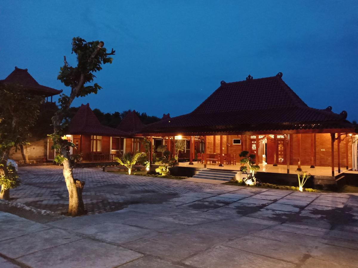 The Royal Joglo Hotel Tepus Bilik gambar